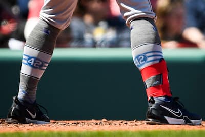 Les membres des Red Sox, portant le numéro 42 en l'honneur de Jackie Robinson, le 15 avril 2024, au Fenway Park.