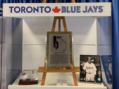 Les membres des Red Sox, portant le numéro 42 en l'honneur de Jackie Robinson, le 15 avril 2024, au Fenway Park.