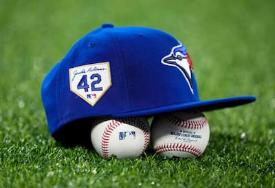 Les membres des Red Sox, portant le numéro 42 en l'honneur de Jackie Robinson, le 15 avril 2024, au Fenway Park.