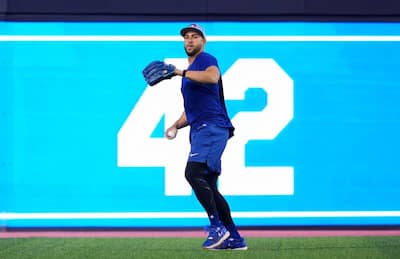 Les membres des Red Sox, portant le numéro 42 en l'honneur de Jackie Robinson, le 15 avril 2024, au Fenway Park.