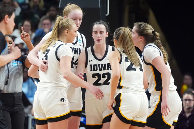 Iowa's Caitlin Clark talks with teammates in a huddle in the fourth quarter against LSU.