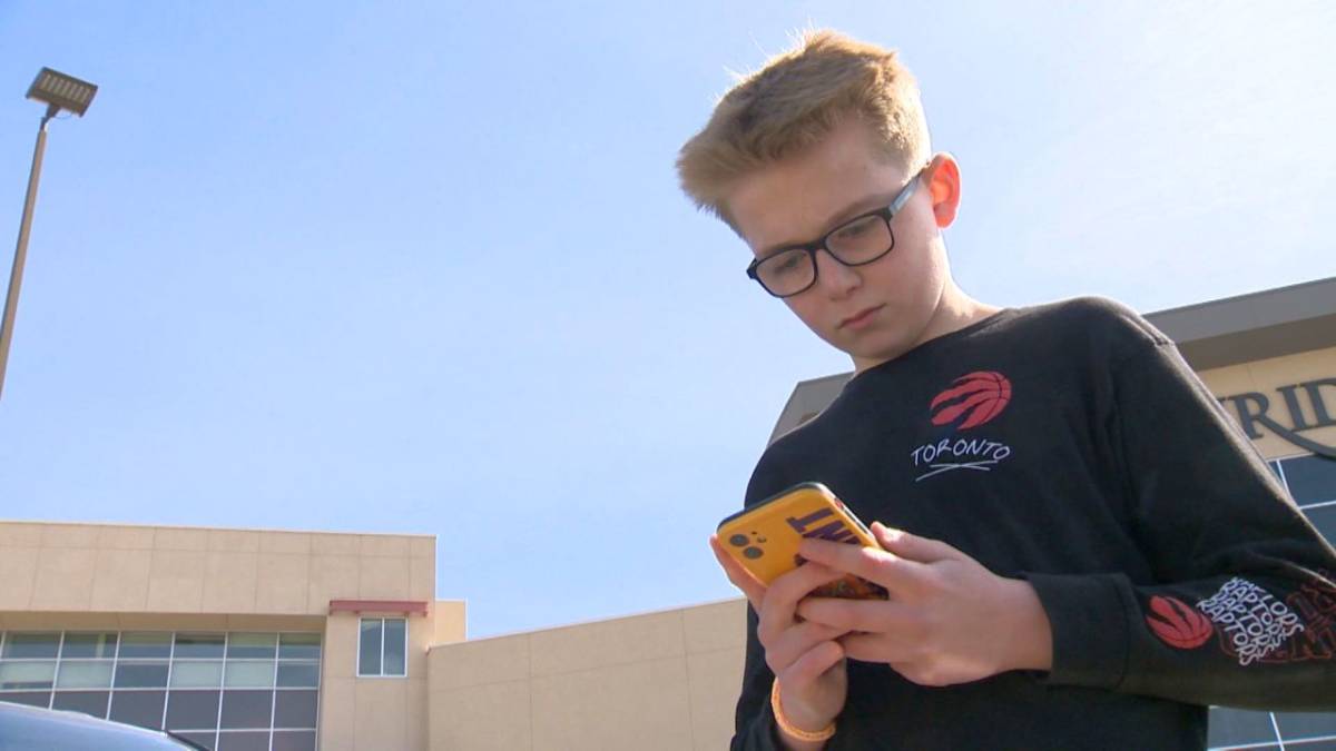 Click to play video: 'Alberta government launches online survey on cellphones in school'