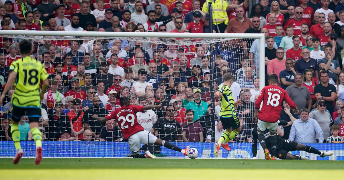 Arsenal defeats Manchester United takes title race with Man City to final day of Premier League season