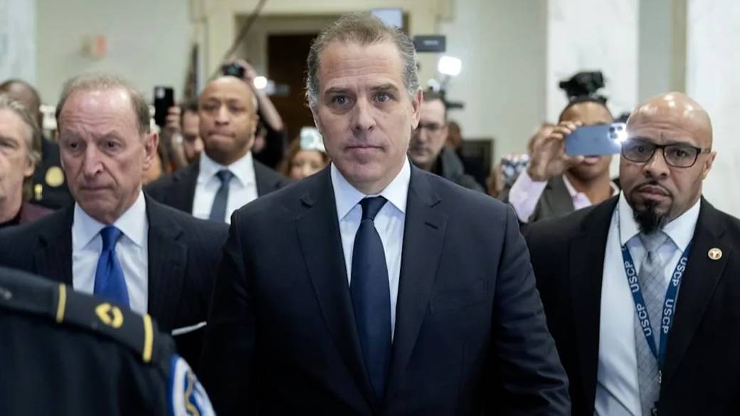 Click to play video: 'Hunter Biden makes surprise appearance at U.S. House contempt hearing'