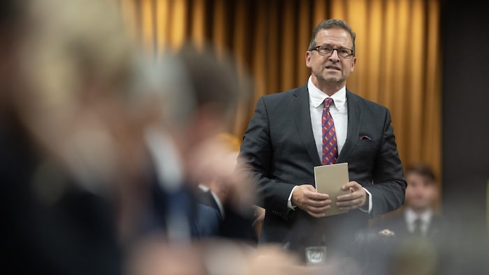 Yves-François Blanchet debout en Chambre.