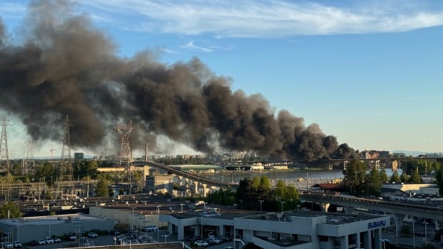 Large fire breaks out near Oak Street Bridge in Richmond, B.C.