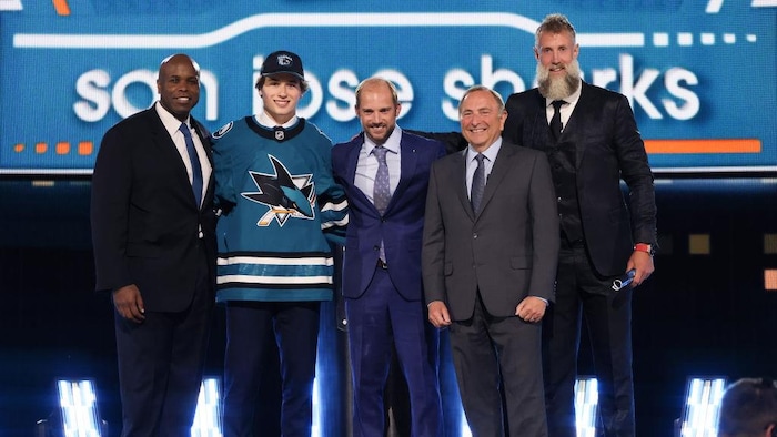 Macklin Celebrini porte un chandail des Sharks.