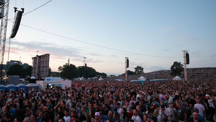 Une foule sur les plaines.