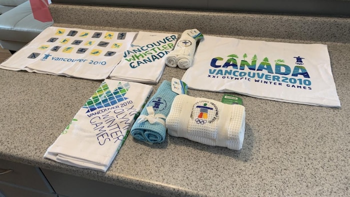 Serviettes étalées sur un comptoir, avec un logo Vancouver 2010.