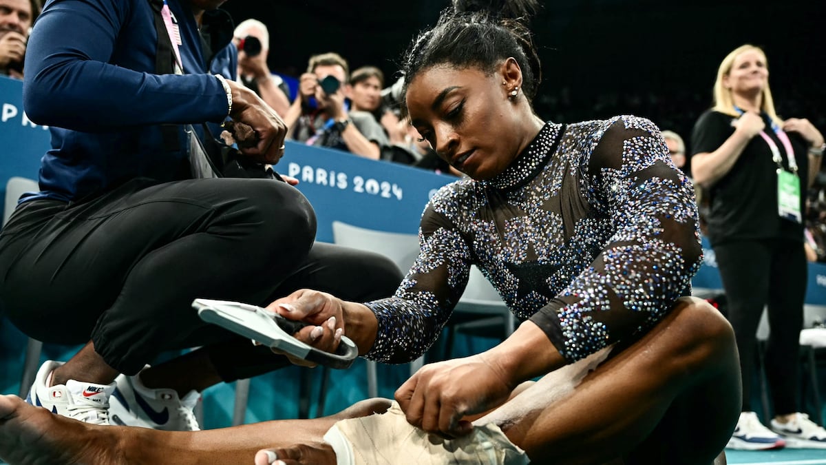 Simone Biles hurts her leg in Olympic gymnastics qualifying but finishes 1st anyway