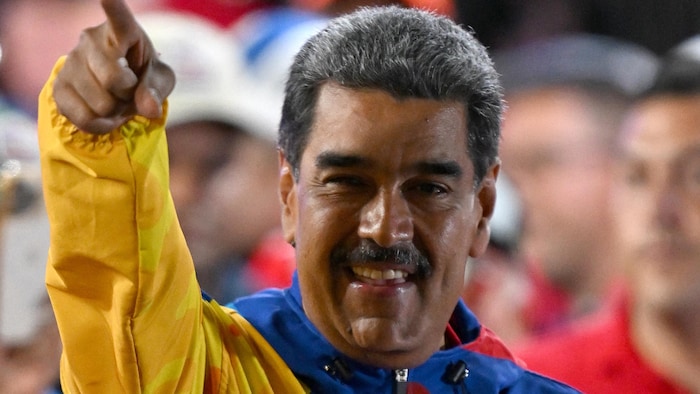 Le président vénézuélien Nicolas Maduro, souriant, le doigt en l'air.