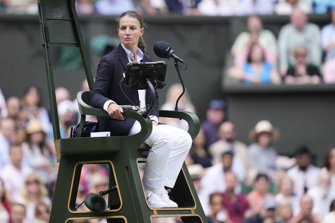 Defending champion Carlos Alcaraz beats Daniil Medvedev to return to the Wimbledon final