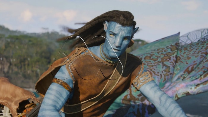 Une créature humanoïde vole sur une libellule géante dans une scène d'Avatar 2.