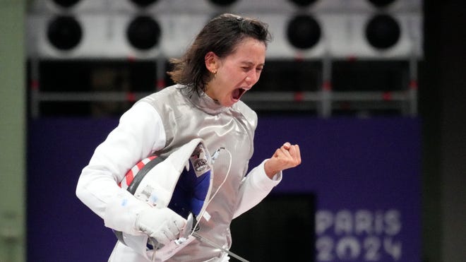 Team USA fencers Lee Kiefer, Lauren Scruggs win gold, silver medals