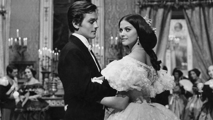 L'acteur français Alain Delon et Claudia Cardinale dans Le guépard, réalisé par Luchino Visconti, le 17 septembre 1962.