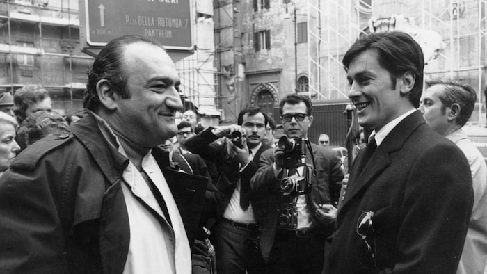 Alain Delon et le réalisateur Henri Verneuil sur la place de la Minerve, à Rome, pour le tournage du Clan des Siciliens, en 1969.