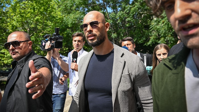 Andrew Tate arrive au tribunal municipal de Bucarest, en Roumanie.