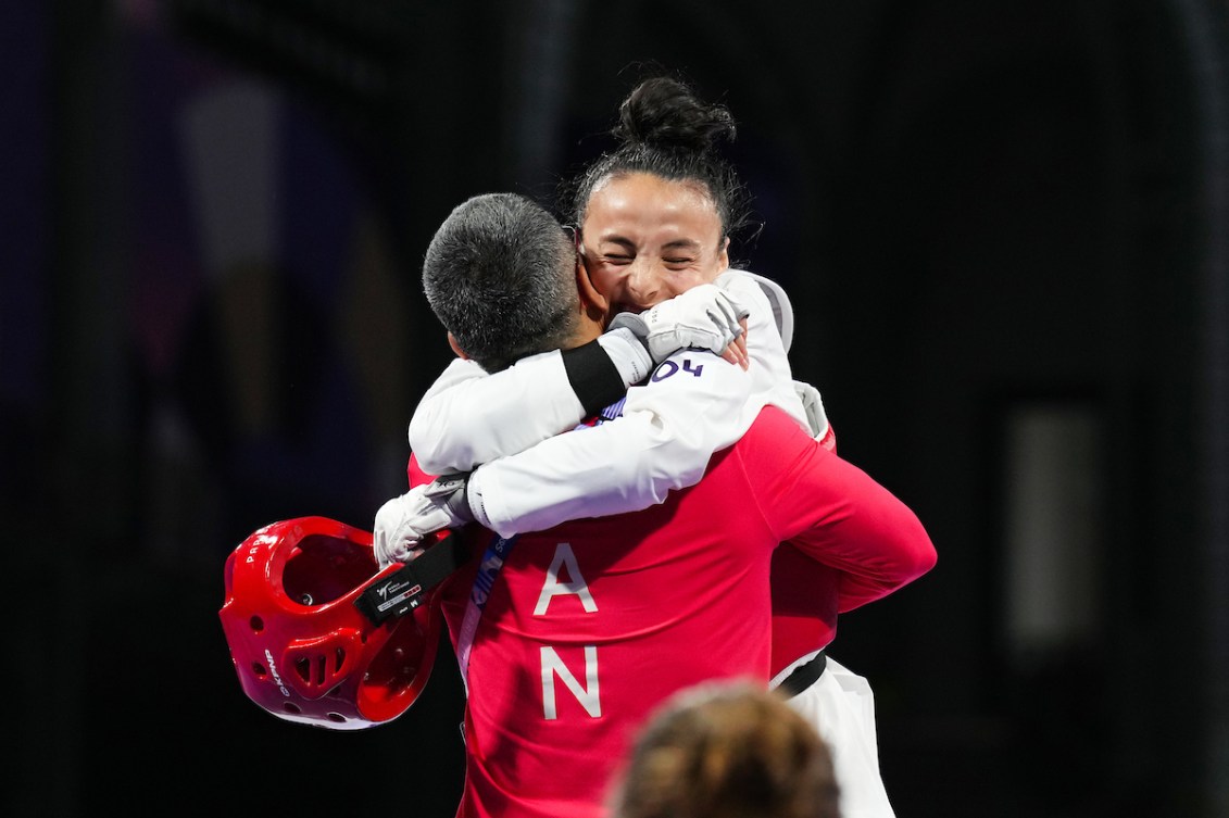 Skylar Park hugs her father and coach Jae 