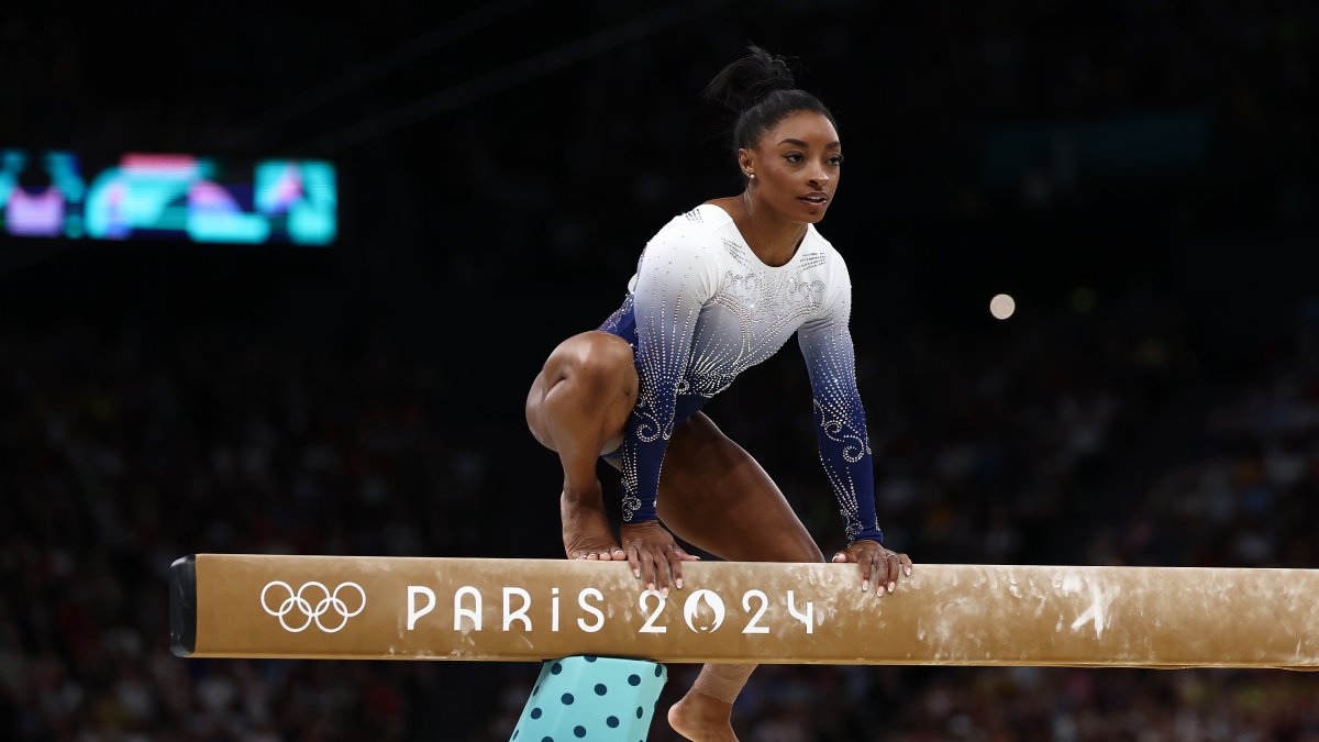 Simone falls on the balance beam final at Olympics 2024 NBC New York