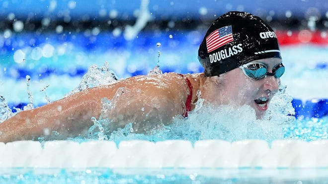 Summer Mcintosh wins 200 IM over Kate Douglass; Alex Walsh DQed