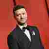 Justin Timberlake, wearing a tux, poses for a photo at the Vanity Fair Oscar Party.