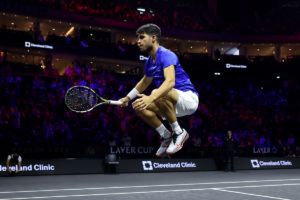 Carlos Alcaraz prepares to face Ben Shelton. Photo by Clive Brunskill/Getty Images