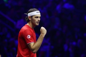 Taylor Fritz takes command against Alexander Zverev. Photo by Maja Hitij/Getty Images