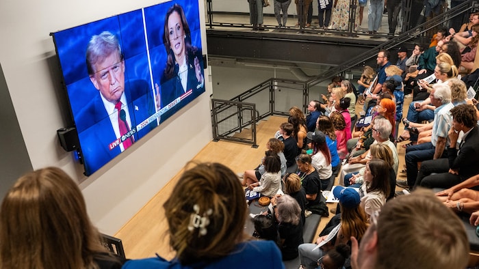 Des gens regardent le premier débat présidentiel entre Donald Trump et Kamala Harris, à Nashville, au Tennessee, le 10 septembre 2024.