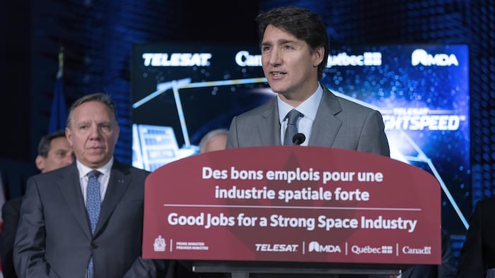 Trudeau derrière un lutrin, Legault un peu plus à l'arrière.