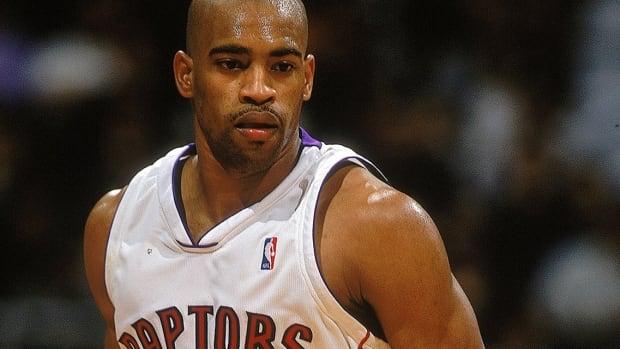 Vince Carter to be 1st player in Raptors' 30-year history to have number retired: reports