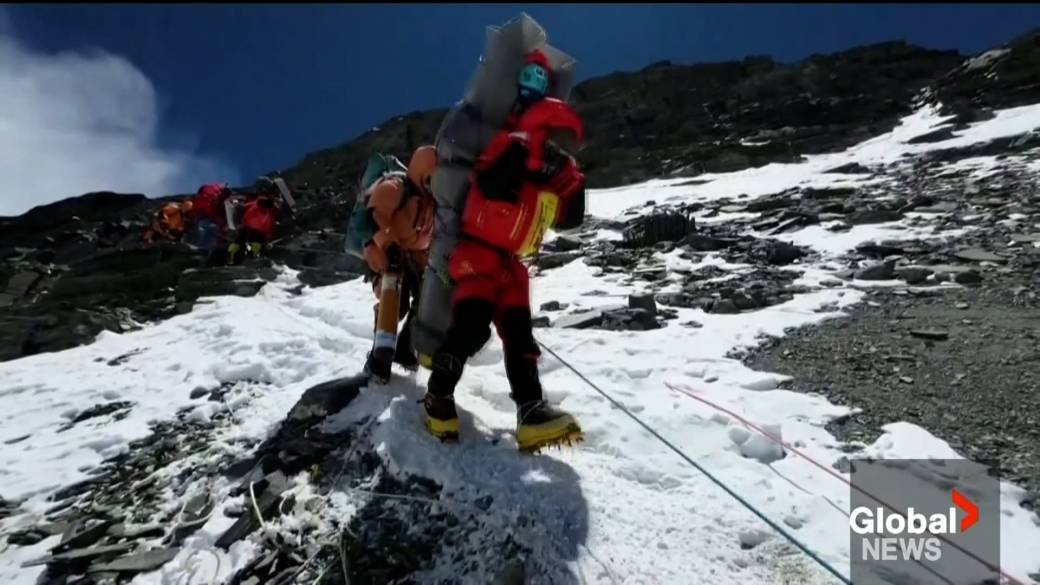 Click to play video: 'Sherpa saves climber on Mount Everest'