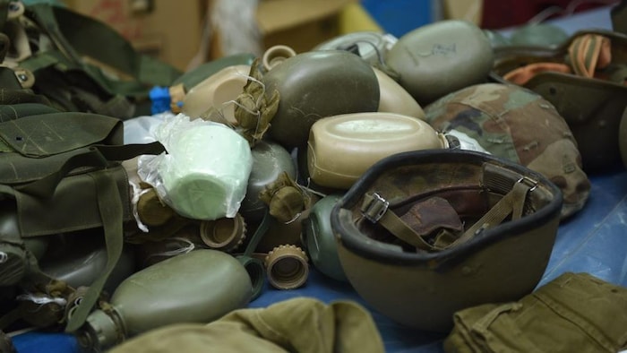 Des gourdes et des casques militaires.