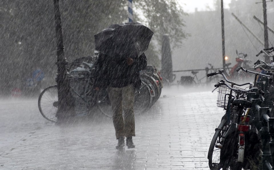 Atmospheric river in Vancouver: Power outages, heavy rain