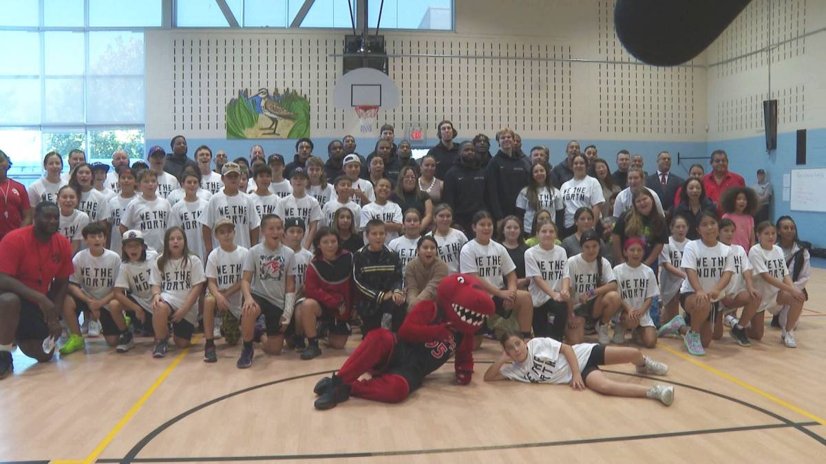 Click to play video: 'Toronto Raptors players surprise students in Kahnawake'