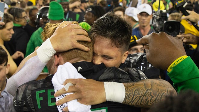 College football world reacts to Ducks' win