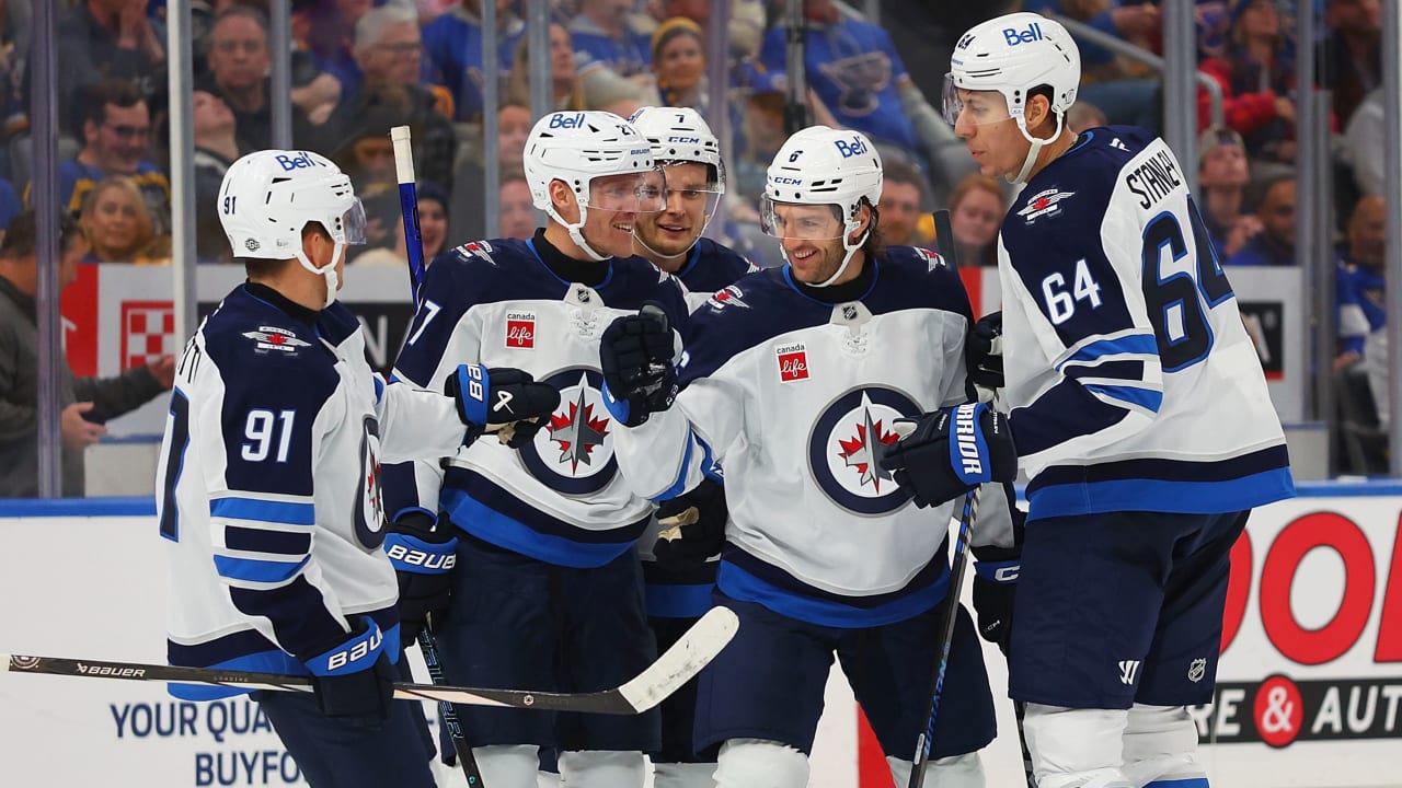 Jets remain undefeated, edge Blues for 6th straight win