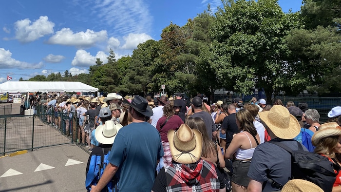 Une foule de gens attendent d'entrer sur le site.