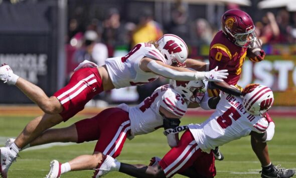 Wisconsin football loses at Southern Cal