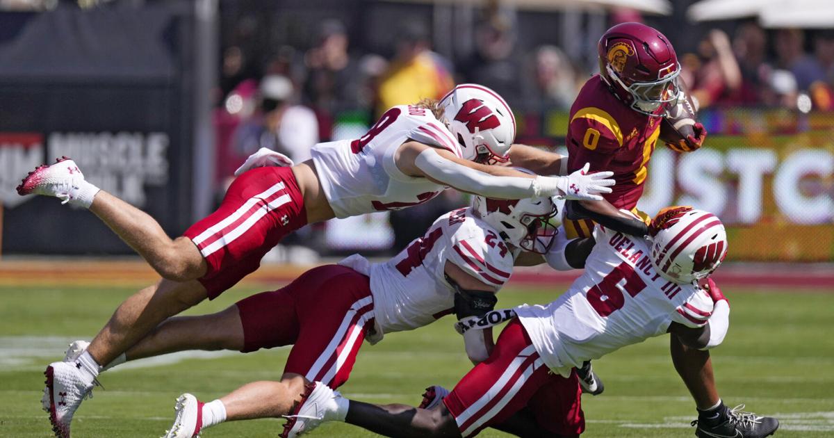 Wisconsin football loses at Southern Cal