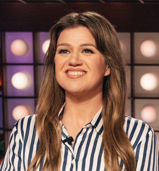 Kelly Clarkson Is Unrecognizable As Beetlejuice For Halloween