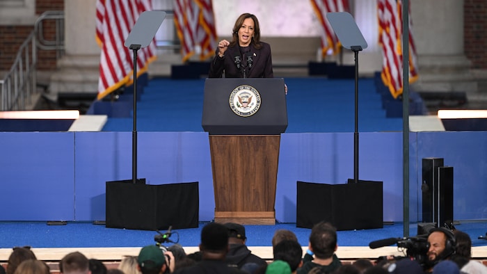 Kamala Harris prononce un discours devant des représentants des médias ainsi que des partisans.