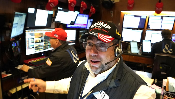 Un homme travaille à la bourse.