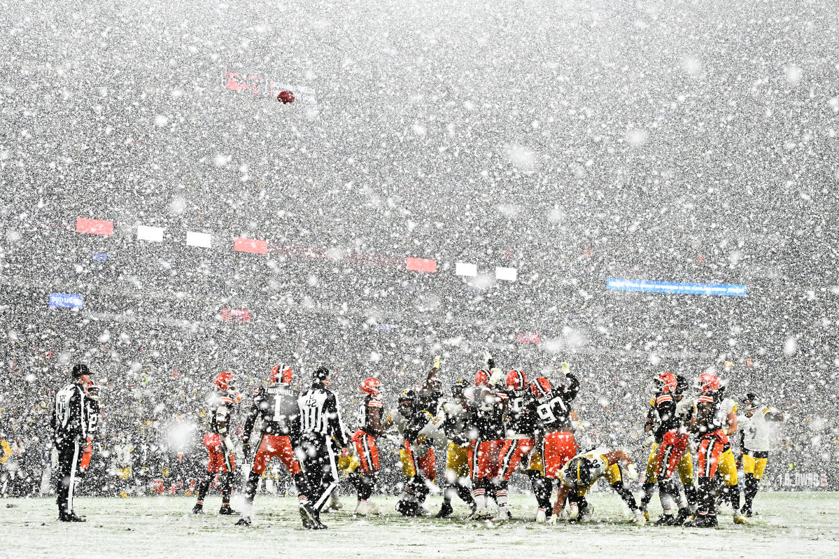 Steelers at Browns turns into a snow globe amid Cleveland blizzard