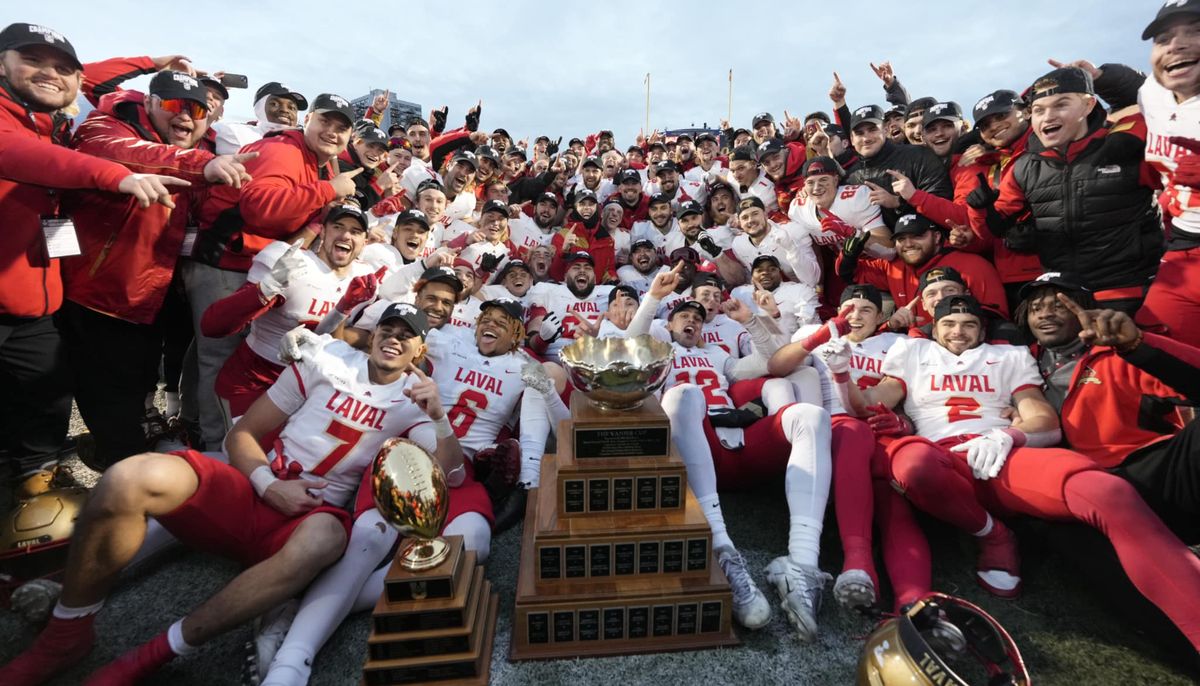 12e Coupe Vanier pour le club de football Rouge et Or