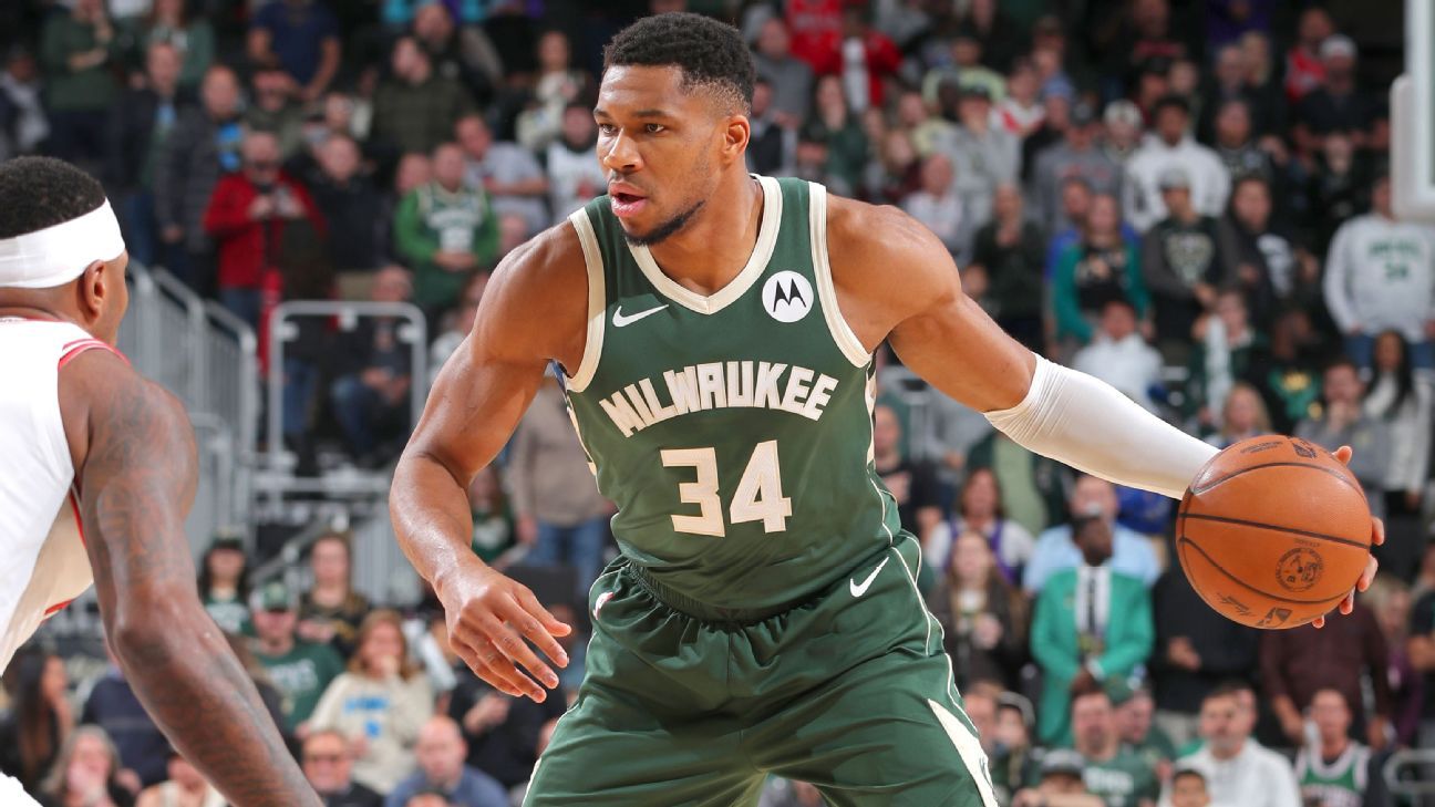 Giannis Antetokounmpo sits after pregame knee issue; Bucks win