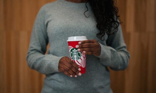 How to get a holiday cup, cash in on deals