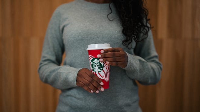 How to get a holiday cup, cash in on deals