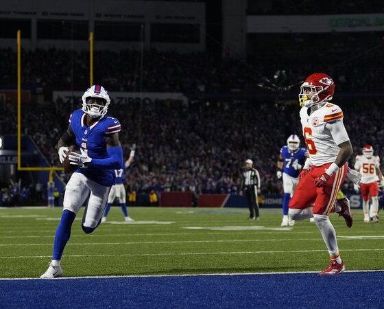 Josh Allen’s 26-yard run seals Bills’ 30-21 win over KC and ends Chiefs’ bid for a perfect season