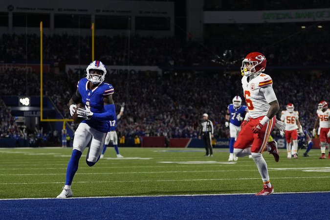 Josh Allen’s 26-yard run seals Bills’ 30-21 win over KC and ends Chiefs’ bid for a perfect season