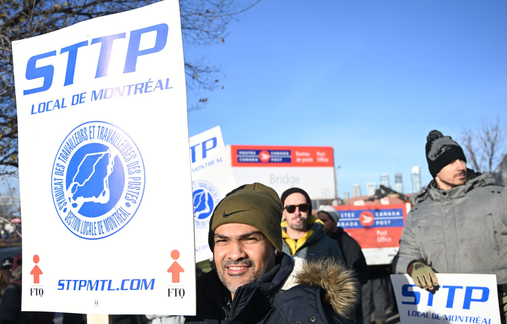 Les 55 000 syndiqués de Postes Canada déclenchent une grève, interrompant la livraison des lettres et des colis